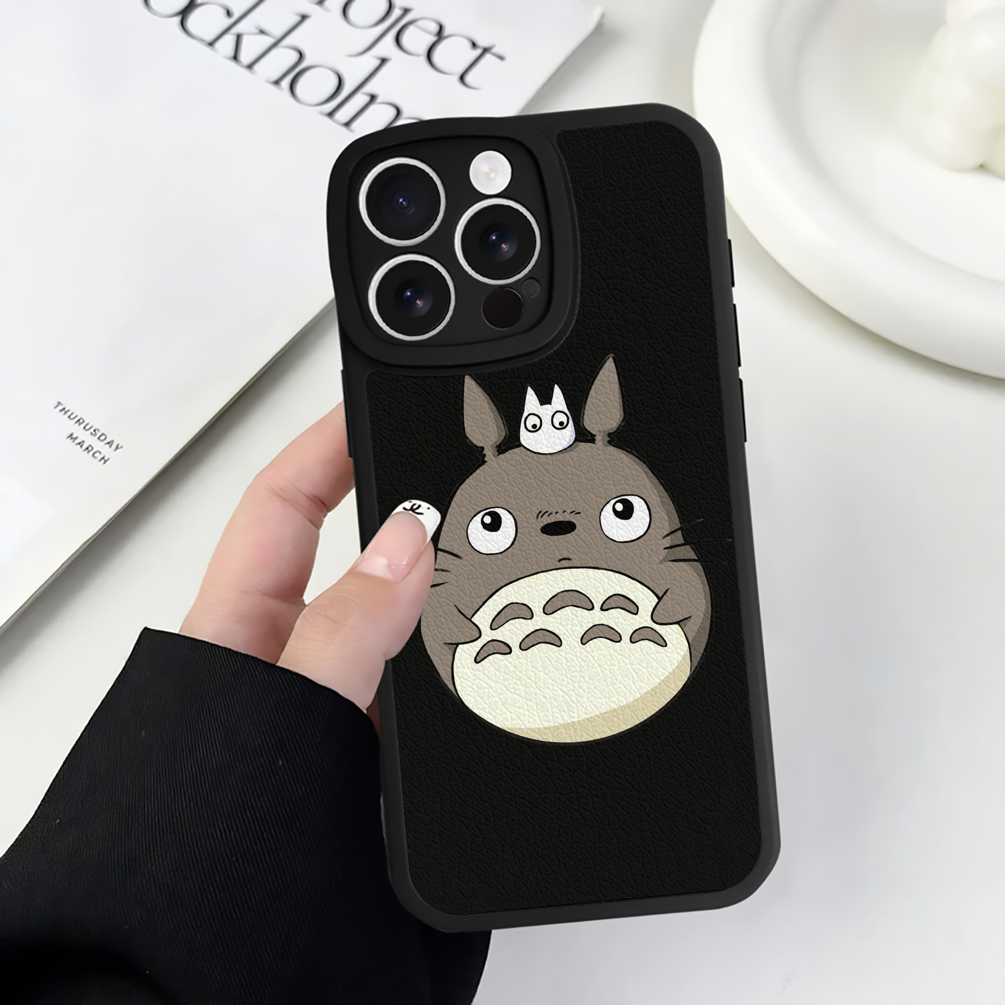 （画像用） となりのトトロ 草壁メイ 草壁サツキ My Neighbor Totoro Satsuki Kusakabe Mei Kusakabe 【iPhone 16シリーズ対応】シリコンスマホケース（レザー調） 材質：シリコン